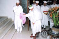 Syedna Mohammed Burhanuddin (TUS) enters Najam Baug