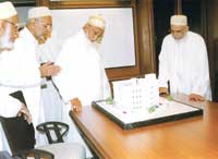 Syedna viewing a model of Najam Baug