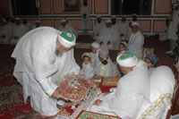 Syedi Mazoon Saheb Khuzaima Bhaisaheb Qutbuddin Saheb (TUS) performing Wadhawanu